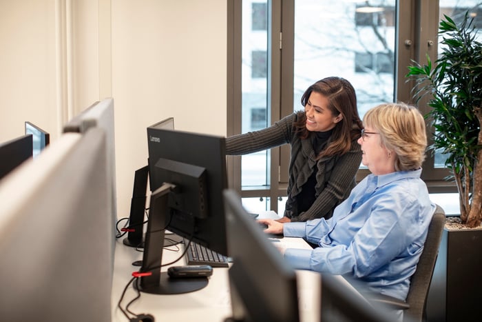 Kiwa t&#xF6;&#xF6;tajad vaatamas monitori