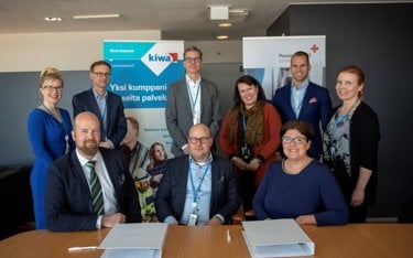 Kiwa Inspecta and the Finnish Red Cross sign a co-operation deal. From bottom left to right CEOs Mikko T&ouml;rm&auml;nen and Jani Pihl, Finnish Red Cross First Aid CEO Anne Pellinen. Backrow: Business Manager Laura Lindholm, CFO Jari Haavisto, Country Manager Jussi Ojanen, Business Manager Mirja Sj&ouml;berg (SPR), Erkko Korhonen, Finance Manager Piia Etel&auml;p&auml;&auml; (SPR).