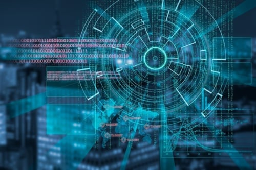 Digitālas tehnoloģijas ilustrācija ar datu kodu, grafiskiem elementiem un pasaules kartes attēlu uz mūsdienīgas pilsētas fona.