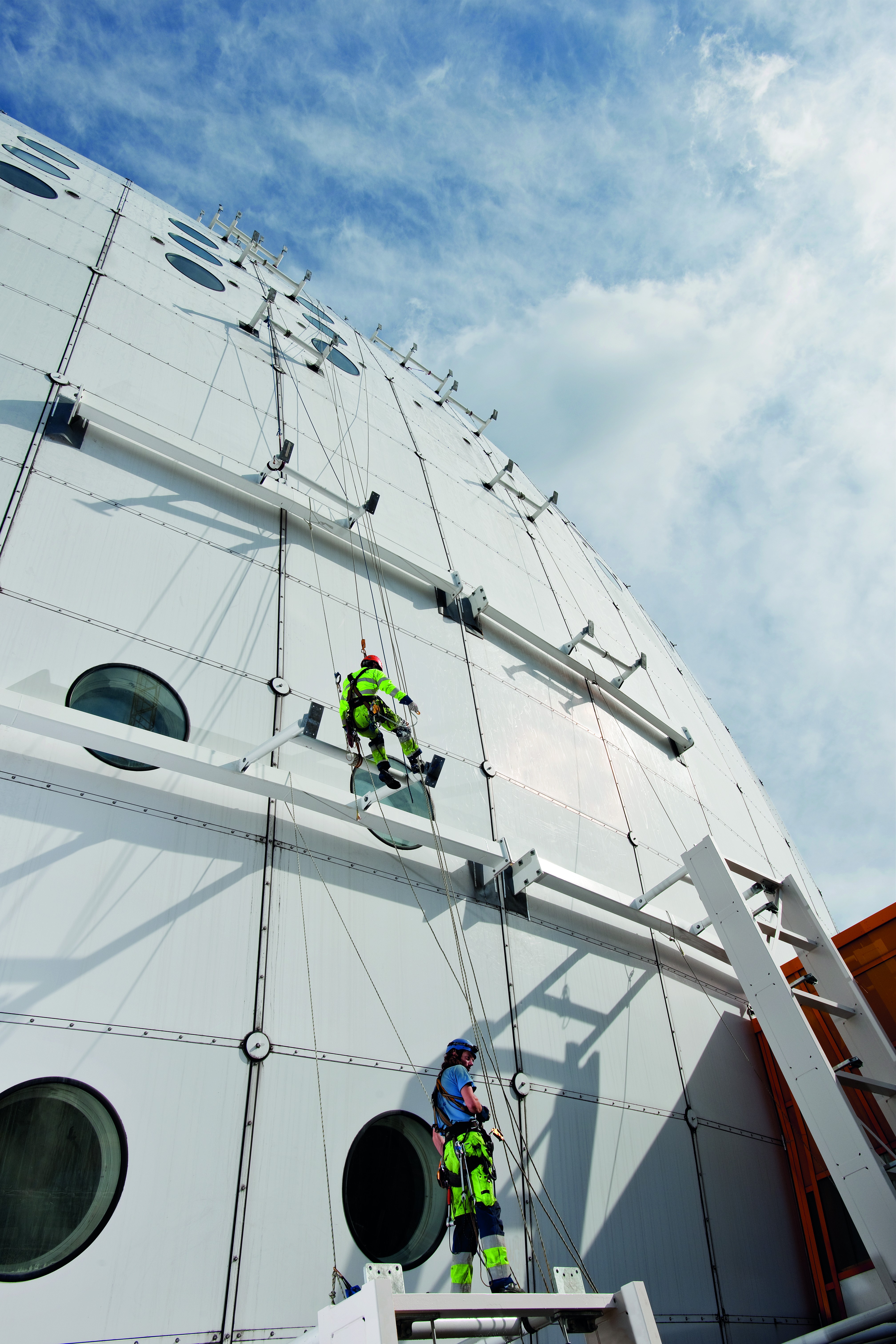 Darbuotojai atlieką inspektavimą