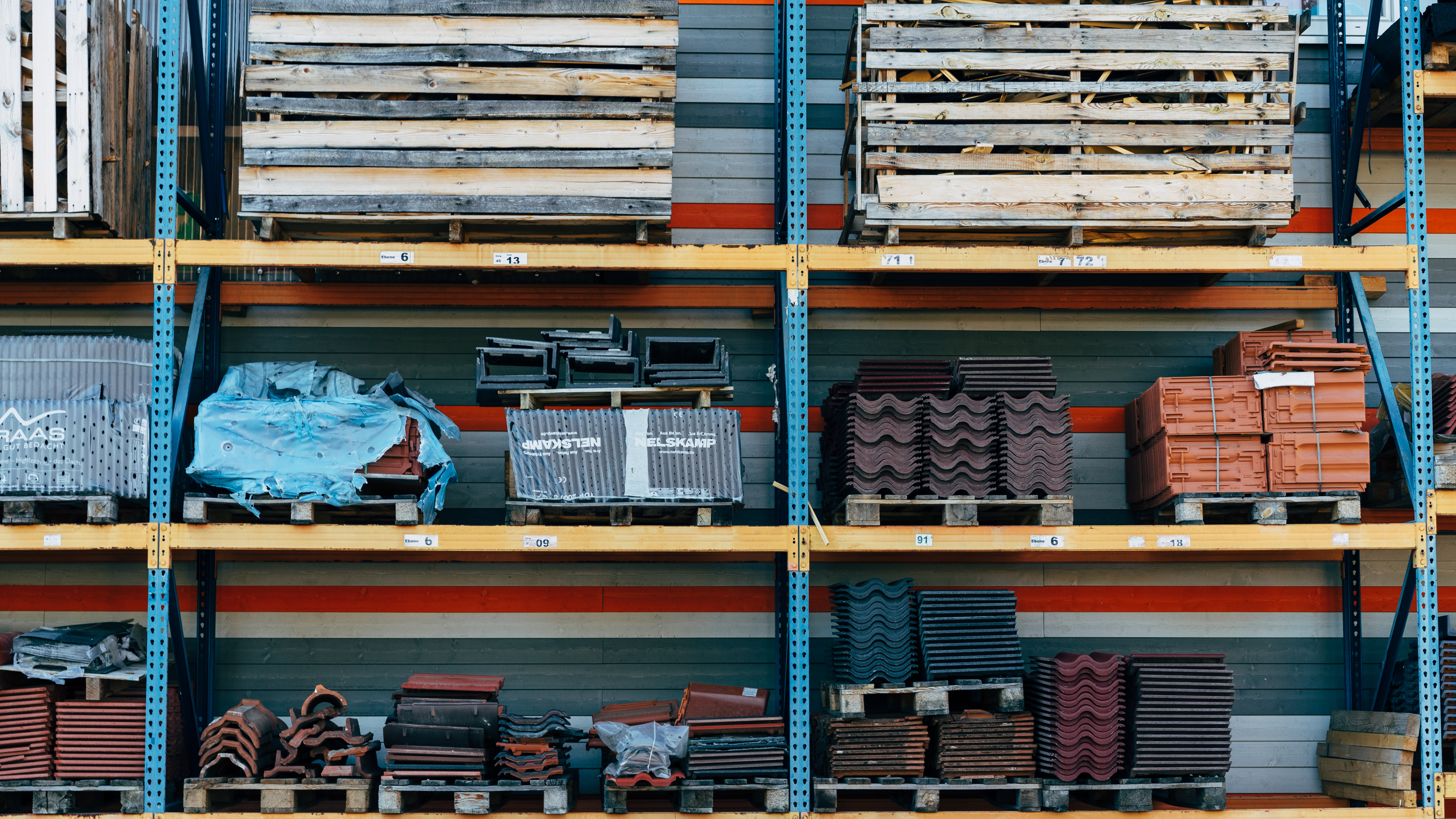 Statybos produktai sudėti lentynose