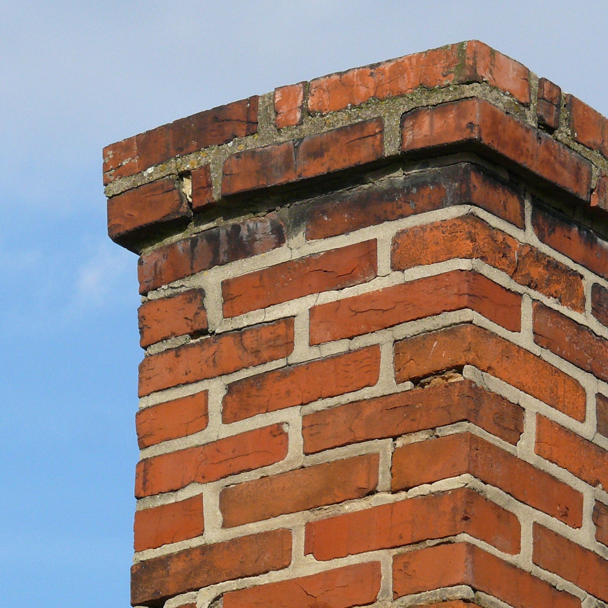 Raudonų plytų kaminas