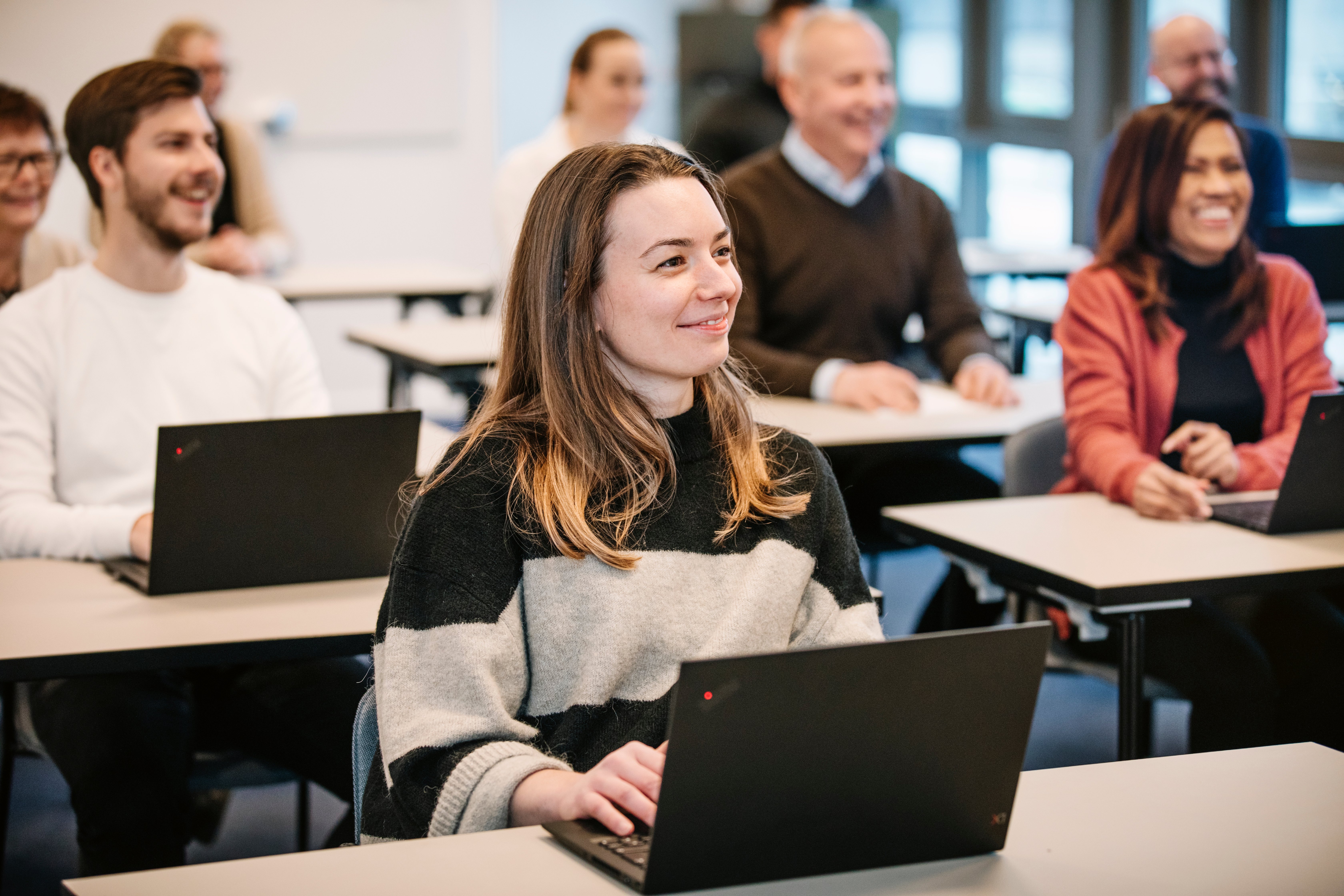 Alumna atendiendo en clase