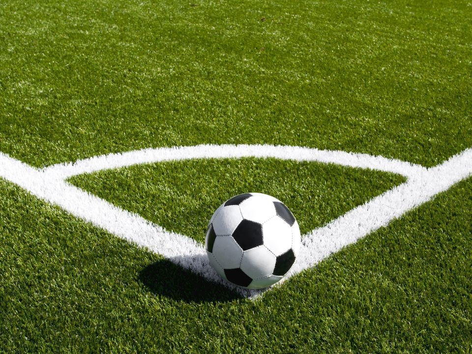 Voetbal op voetbalveld