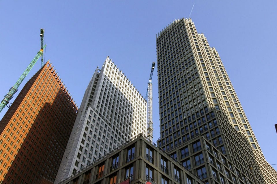 Hoge gebouwen in stad