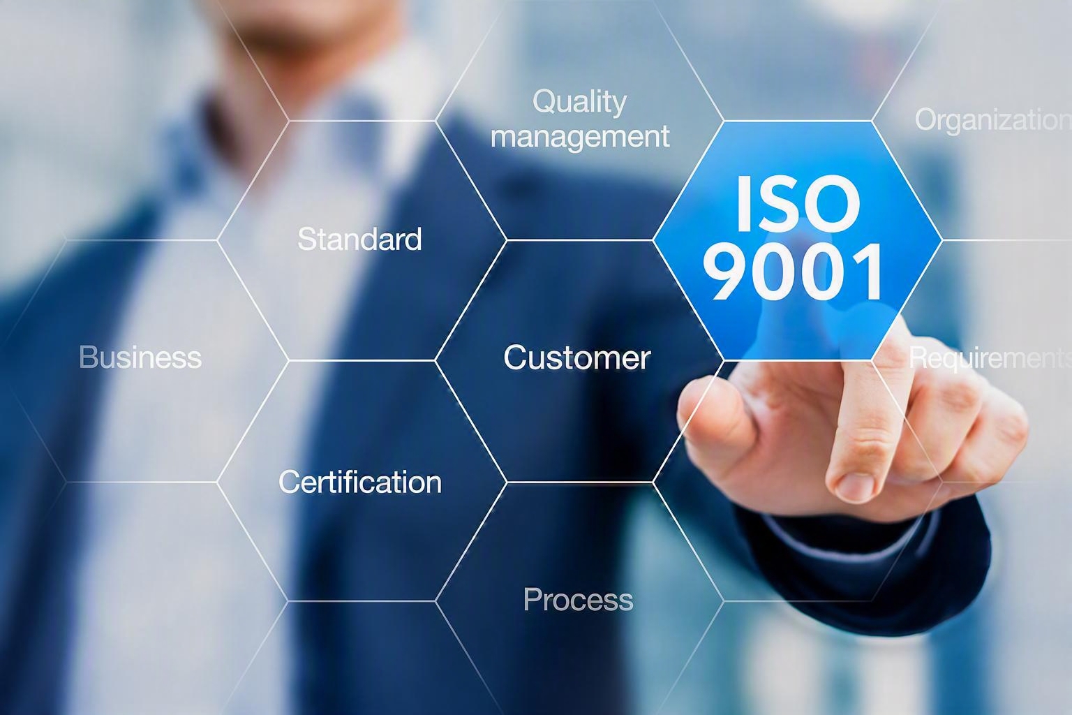 Persoon wijst naar een digitaal ISO 9001-schema over kwaliteitsmanagement en certificering|Kiwa SCM