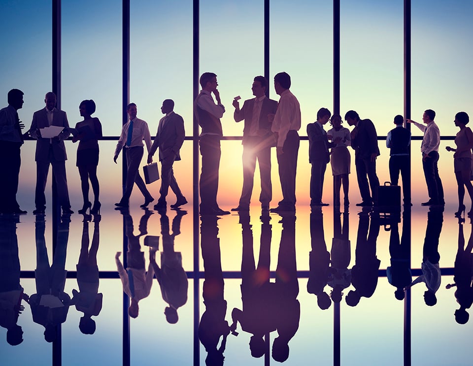 Mensen op kantoor die overleggen