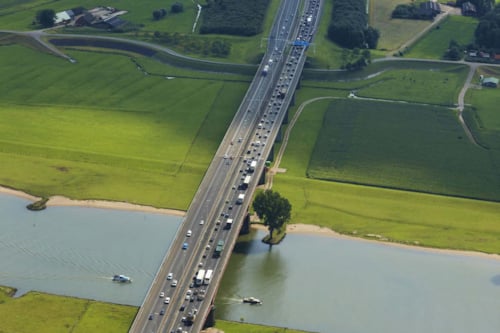 Lange snelweg door groen gebied