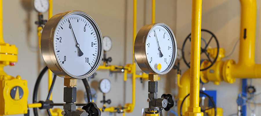 Manometri un dzeltenas caurules rūpnieciskā gāzes padeves sistēmā.