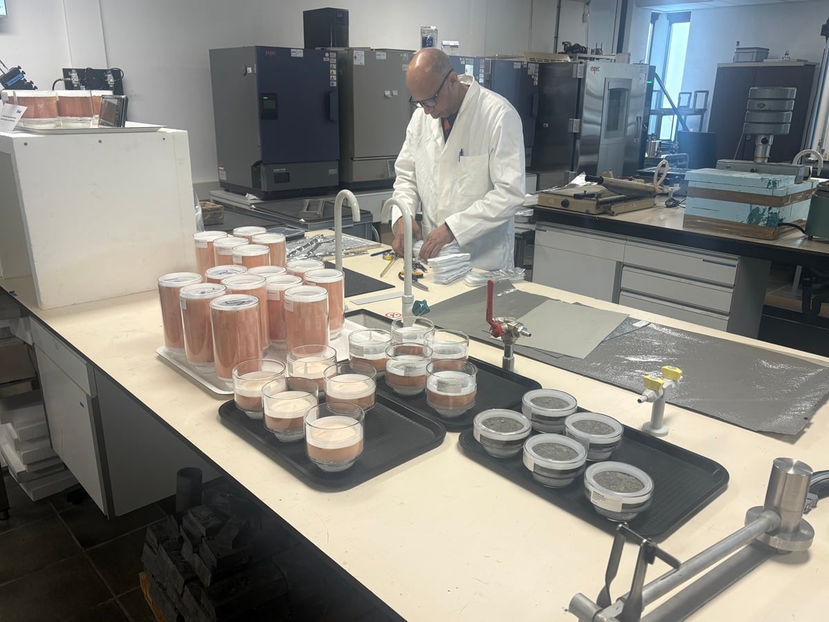 Vullen van de testbakjes met droogmiddel en luchtdicht isolatiemonster