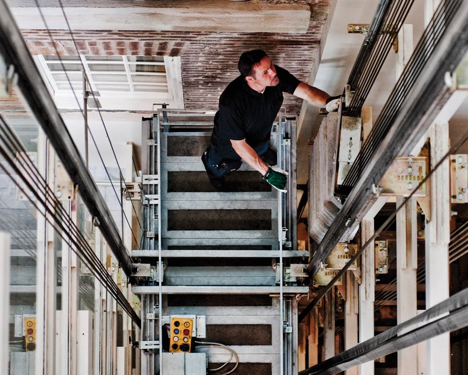 Inspektør gjennomfører heiskontroll