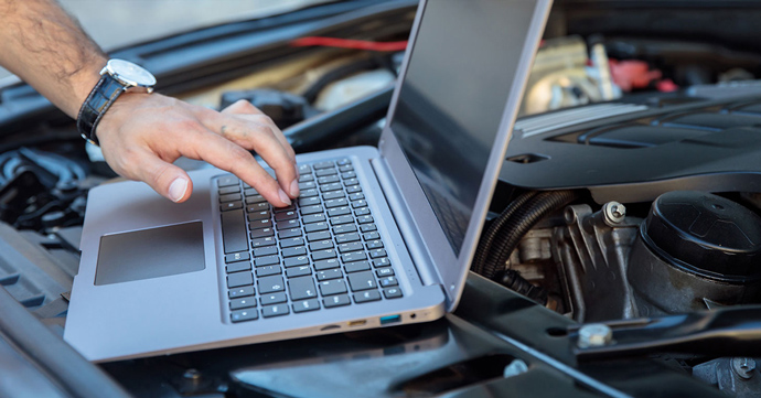 Person som diagnostiserer bilmotor