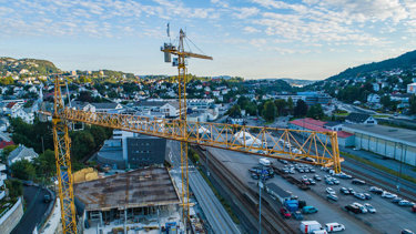 Kraner-p&aring;-byggeplass-sett-fra-luften.jpg