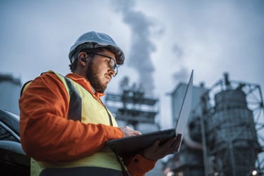 Miljøsertifisering_industriarbeider-med-laptop-på-anlegg.jpg