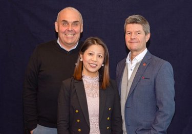 Lyna Tran, Jarle Amble og Olav R&aring;ken fra VVS Norge, Badmilj&oslash; og Comfort. Foto.