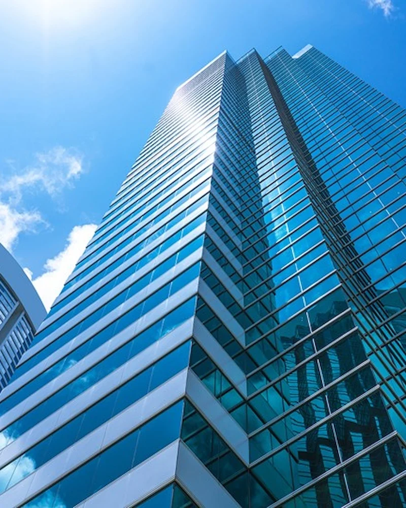 Wysoki, przeszklony biurowiec