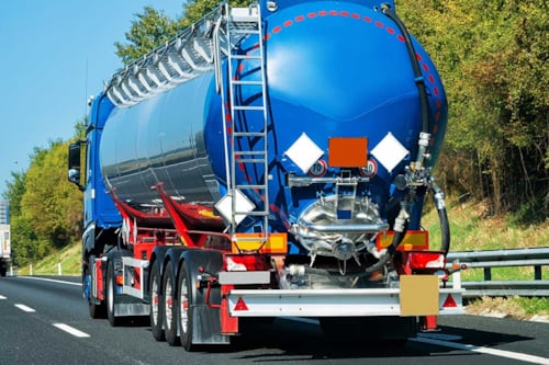 Lastbil för transport av bränsle på en bilväg.