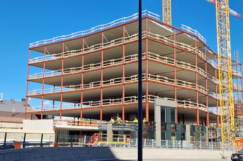 Stålkonstruktionen för en fastighet.