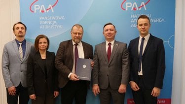 Det polska teamet tillsammans med PPA:s ordf&ouml;rande visar stolt upp det polska godk&auml;nnandet f&ouml;r Kiwa Nuclear AB som k&auml;rnteknisk expertorganisation. 
