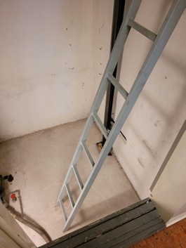 Säkert arbete - Godkänd fast stege, monterad säkert i golvet.