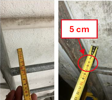 Säkert arbete - icke godkänt: stegpinnarna ger otillräckligt fotutrymme, måttband visar endast 5 cm.