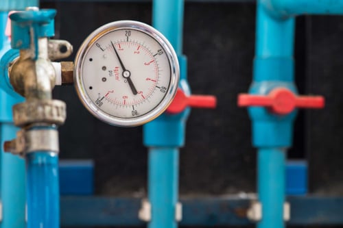 Närbild på en manometer i en industri.