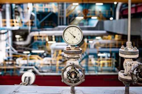 Tryckkärlsmätare och rörledningar på en industri.
