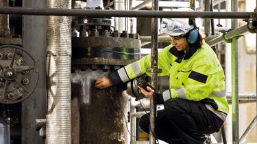 En kvinnlig provtekniker anv&auml;nder ultraljudsprovning f&ouml;r att detektera sprickor och andra defekter. 