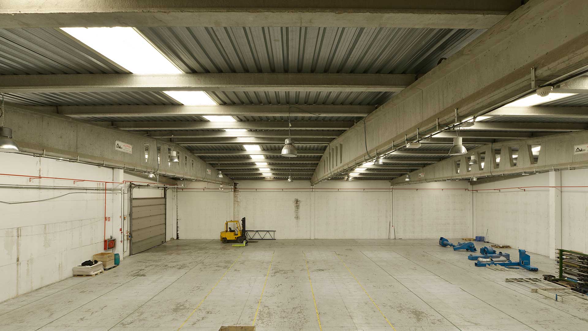 Lagerbyggnad där huvudsakliga konstruktionen är i betong som bjälklag, väggar och golv. 